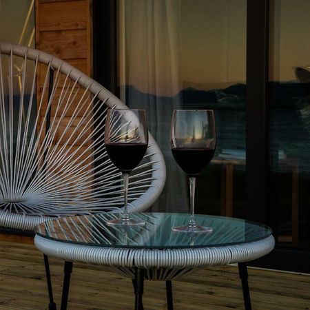 Stay On The Bay, Skye Broadford  Luaran gambar