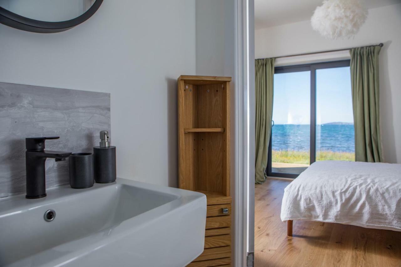 Stay On The Bay, Skye Broadford  Luaran gambar